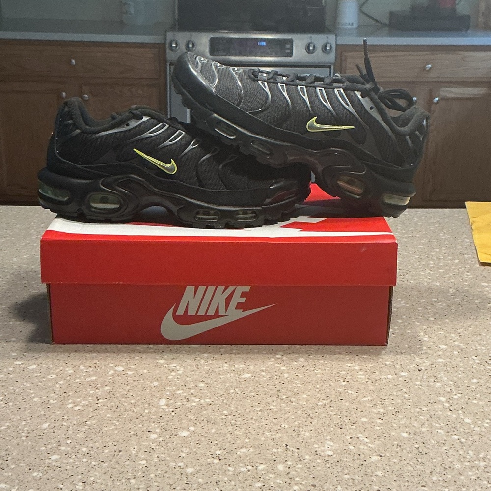 Black/Volt/Reflect Silver/Cool
Grey Men 7.5 & Women 9
